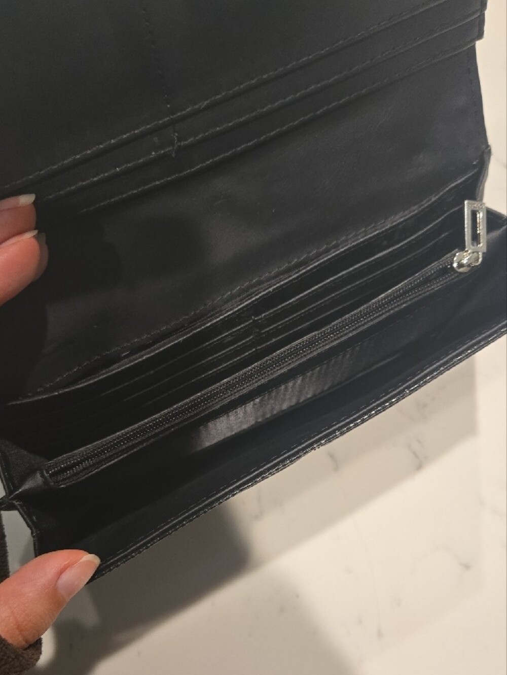 GUESS Black Gloss Signature Continental Wallet - Picture 3 of 3